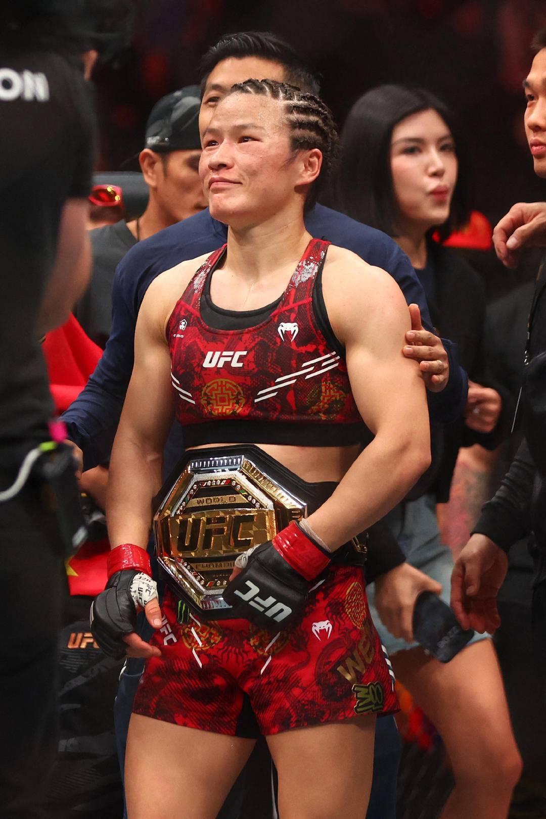 历史一刻!ufc金腰带战上演中国德比,张伟丽卫冕女子草量级冠军