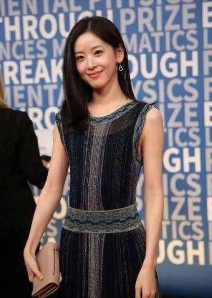 30岁章泽天现身科学界奥斯卡穿金色礼服明艳自信自爆家族病史