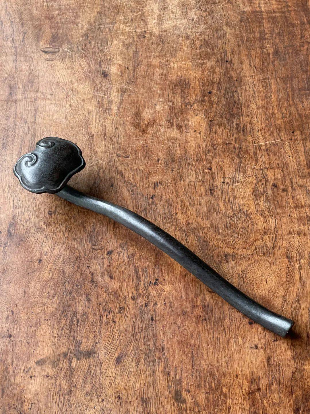 用之美朴实材质的升华▎紫檀关公立像与灵芝云头如意