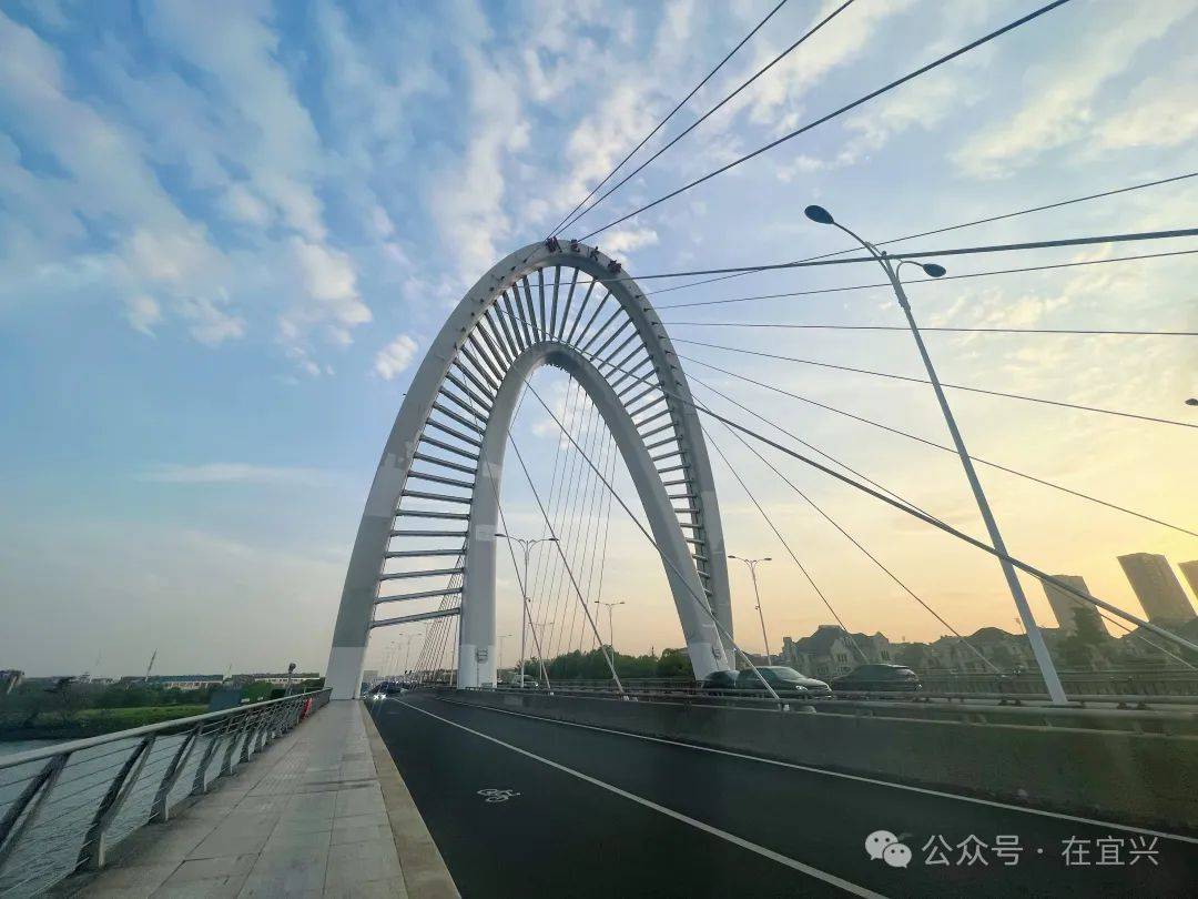 荆邑大桥一男子落水!