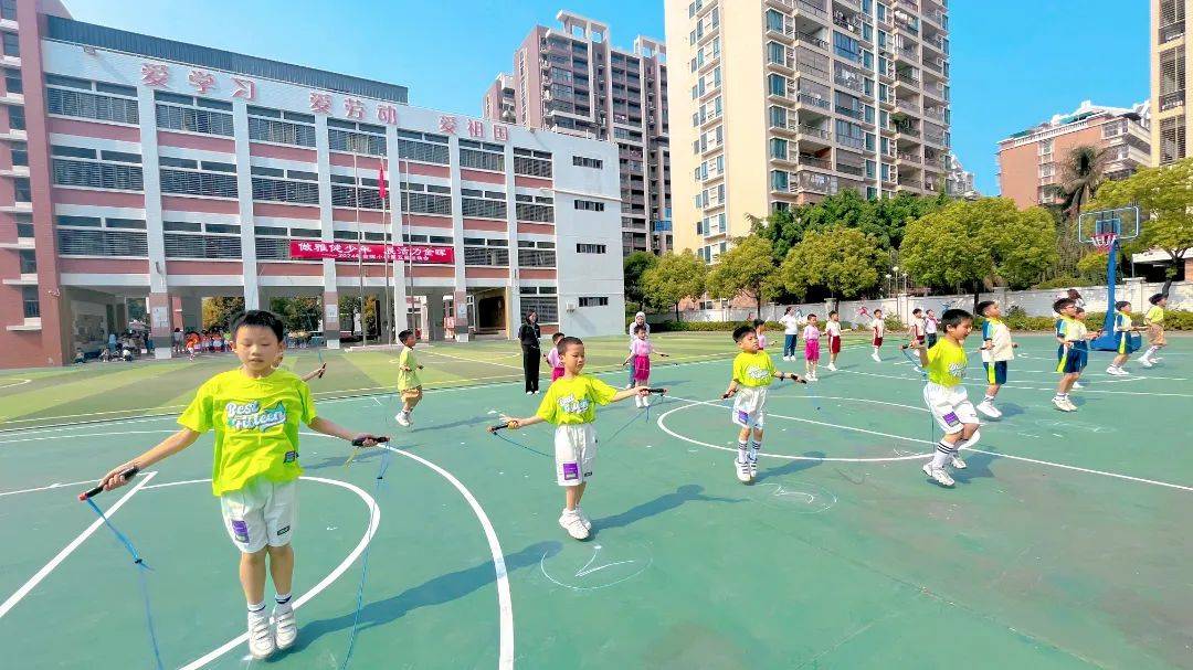 做雅健少年展活力金晖金晖小学举办第五届运动会