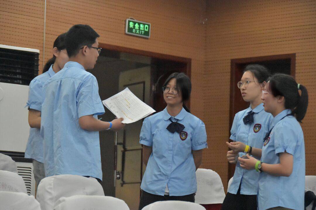 次比赛冠军的同学有:高一b4班龚家瑜,高一b4班付鈜沠,高一b4班刘雨轩