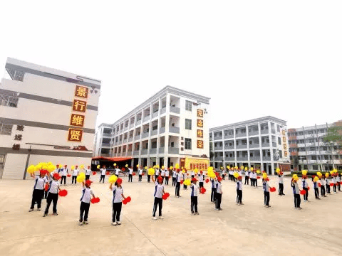 在普宁市桥柱中学,每到大课间时段,校园里就沸腾起来.