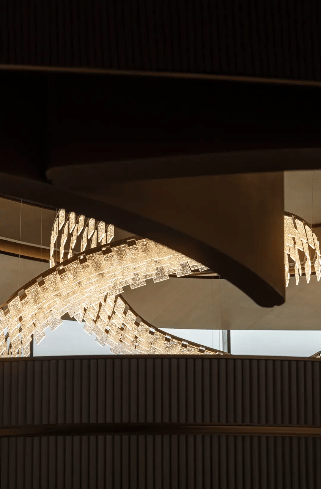 巨幅景观面展示着都市风情,结合层次分明的金属弧形天花,无形的光感以