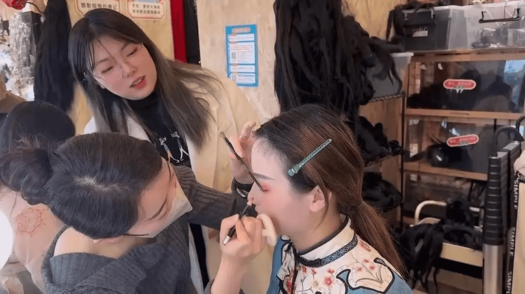 "95后"女孩转行创业开汉服体验馆,"爆改"中外游客_杨婷和_顾客_文化