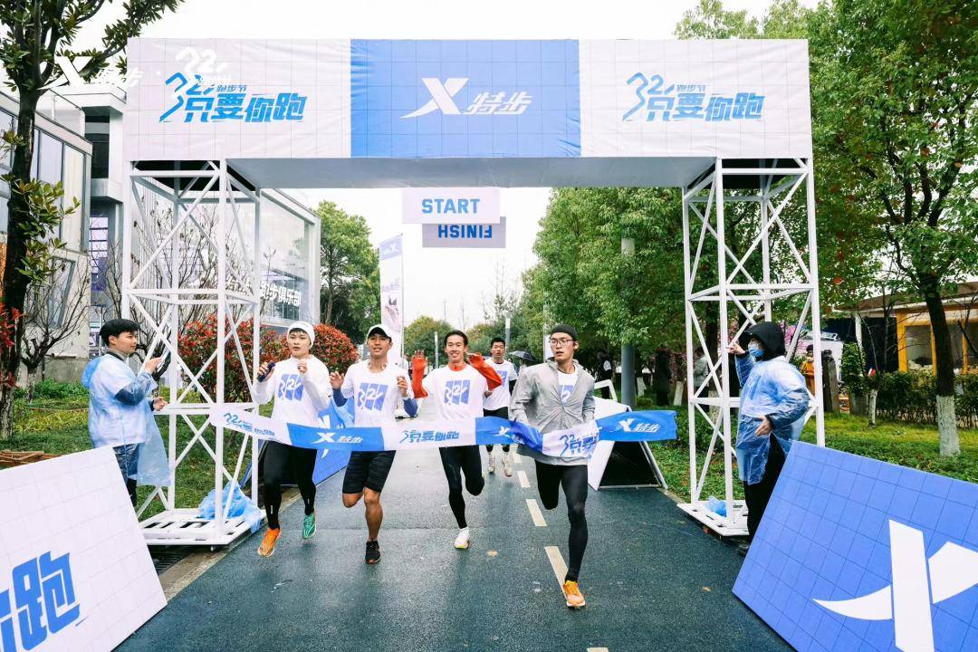 在公众舆论和监管机构的双重压力下,特步公司如何妥善处理这一危机