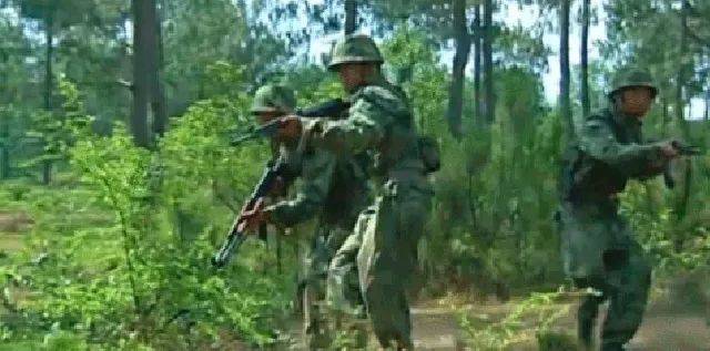 悍匪狂到抢劫派出所,终被武警叼根烟,用81步枪突突至死_刘进荣_东方县