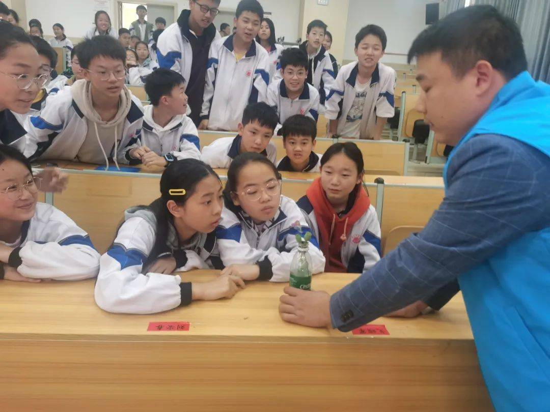 会上,还对靖州县芙蓉学校禁毒志愿者服务队进行了授旗,通过此次活动