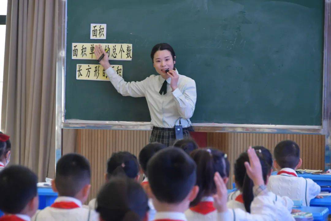 教学中她大胆放手让学生分析讨论,自己选择结合计量单位,计数单位