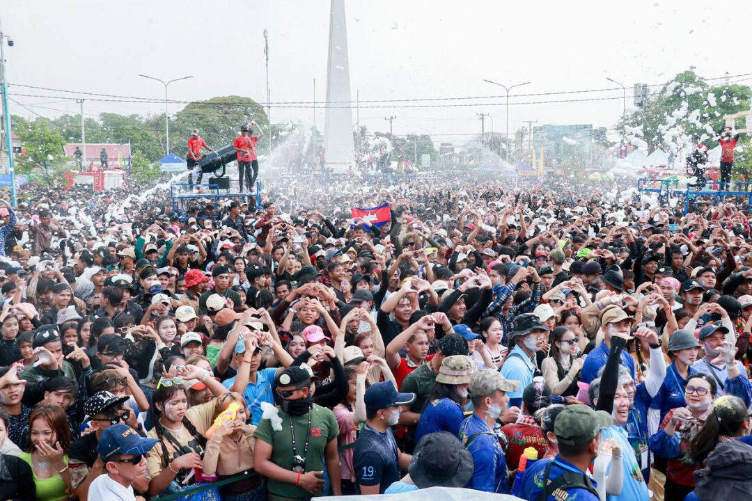 柬埔寨副首相前往波罗勉省过新年与民同乐泼水抹粉