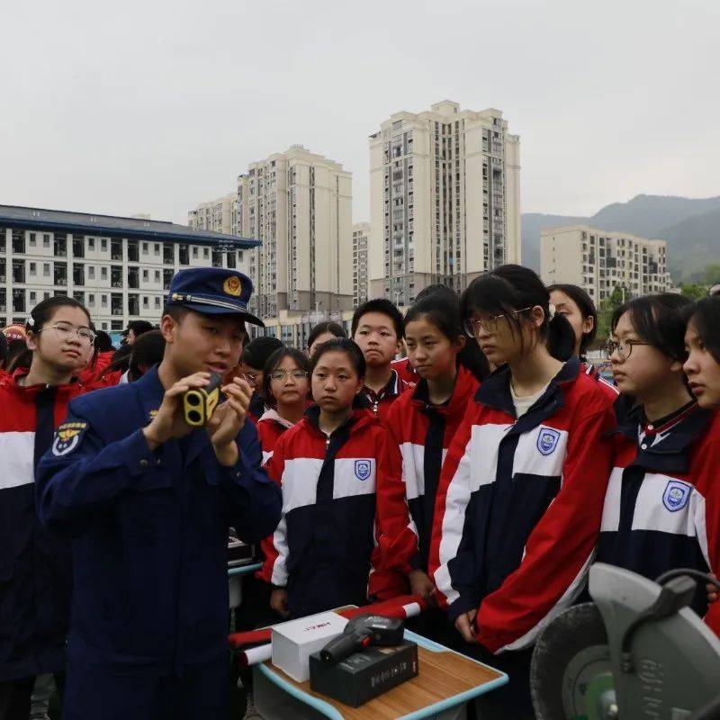救援支队黔江区消防救援支队,涪陵区消防救援支队深入辖区武陵中学