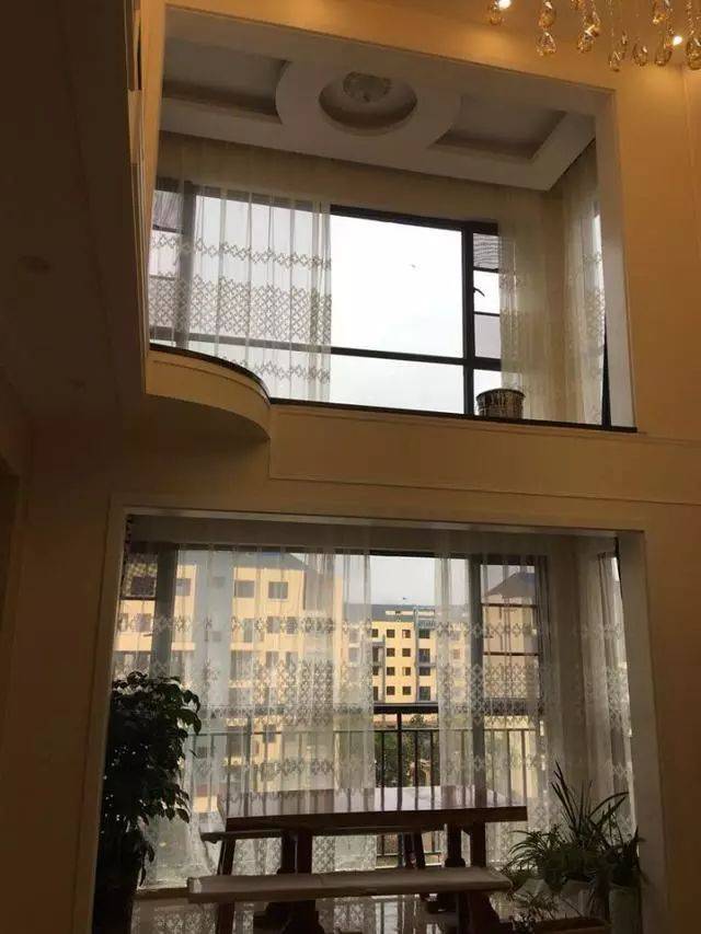 60万装修的200平复式楼,挑空客厅这么好?邻居纷纷竖起大拇指!