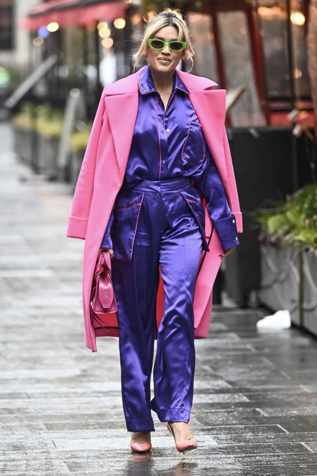 初尝试撞色时,不妨调整一下每种颜色占据全身造型的比例,用20% 80%的