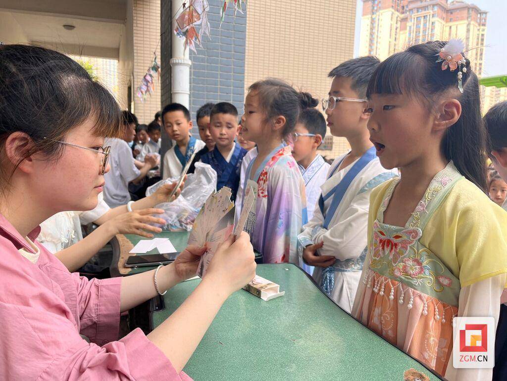 着汉服,赏诗词 荣县这个学校的语文节活动好有趣!_文化_小学_年级