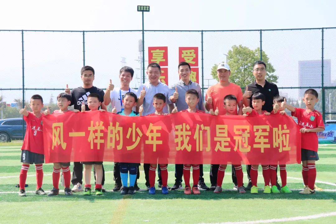 球队简介:龙港市第五小学男足成立于1998年,是浙江省内的老牌足球劲旅