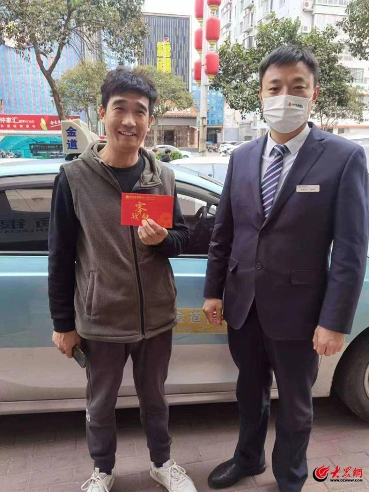 该行员工为出租车司机刘师傅兑换到各种面额的零币200元,零币被装在一