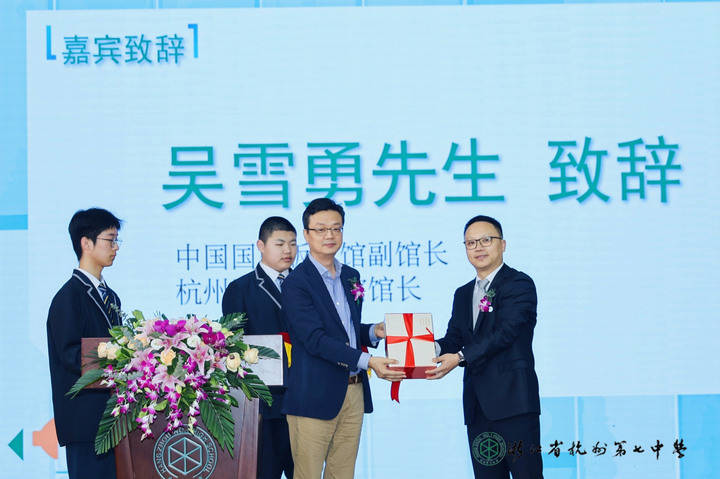 浙江人民美术出版社社长管慧勇,中国美术学院出版社副社长周翔飞,杭州