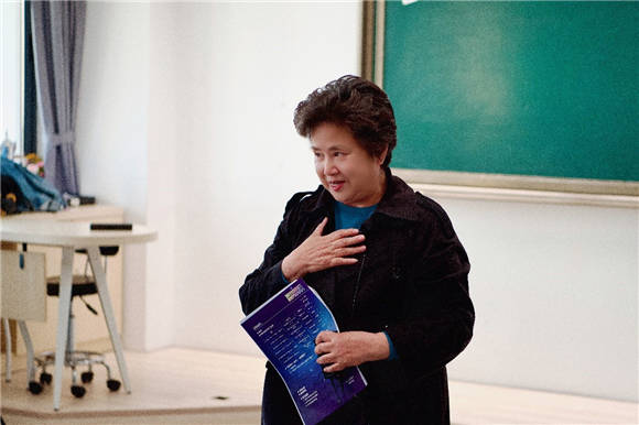 静安区闸北第一中心小学的蔡喆炯校长致欢迎词,对与会嘉宾表示热烈