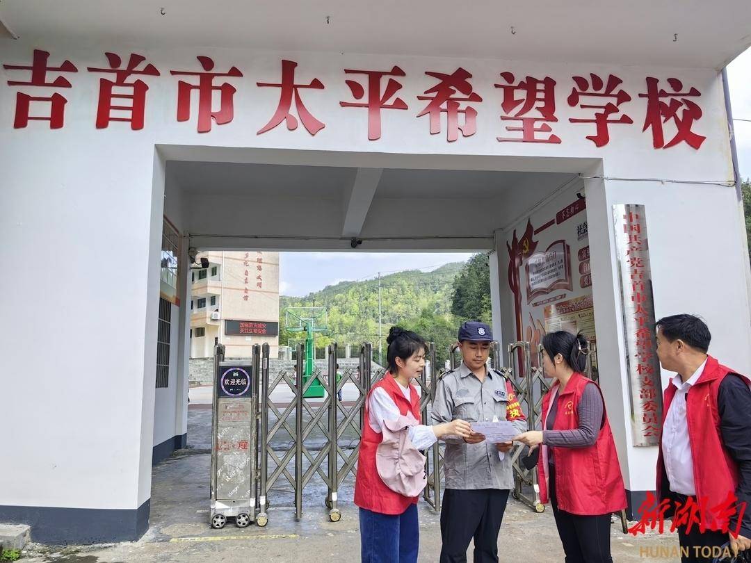 "4月的一天,电闪雷鸣,风雨交加,在吉首市太平镇太平村村部值班的滕腾