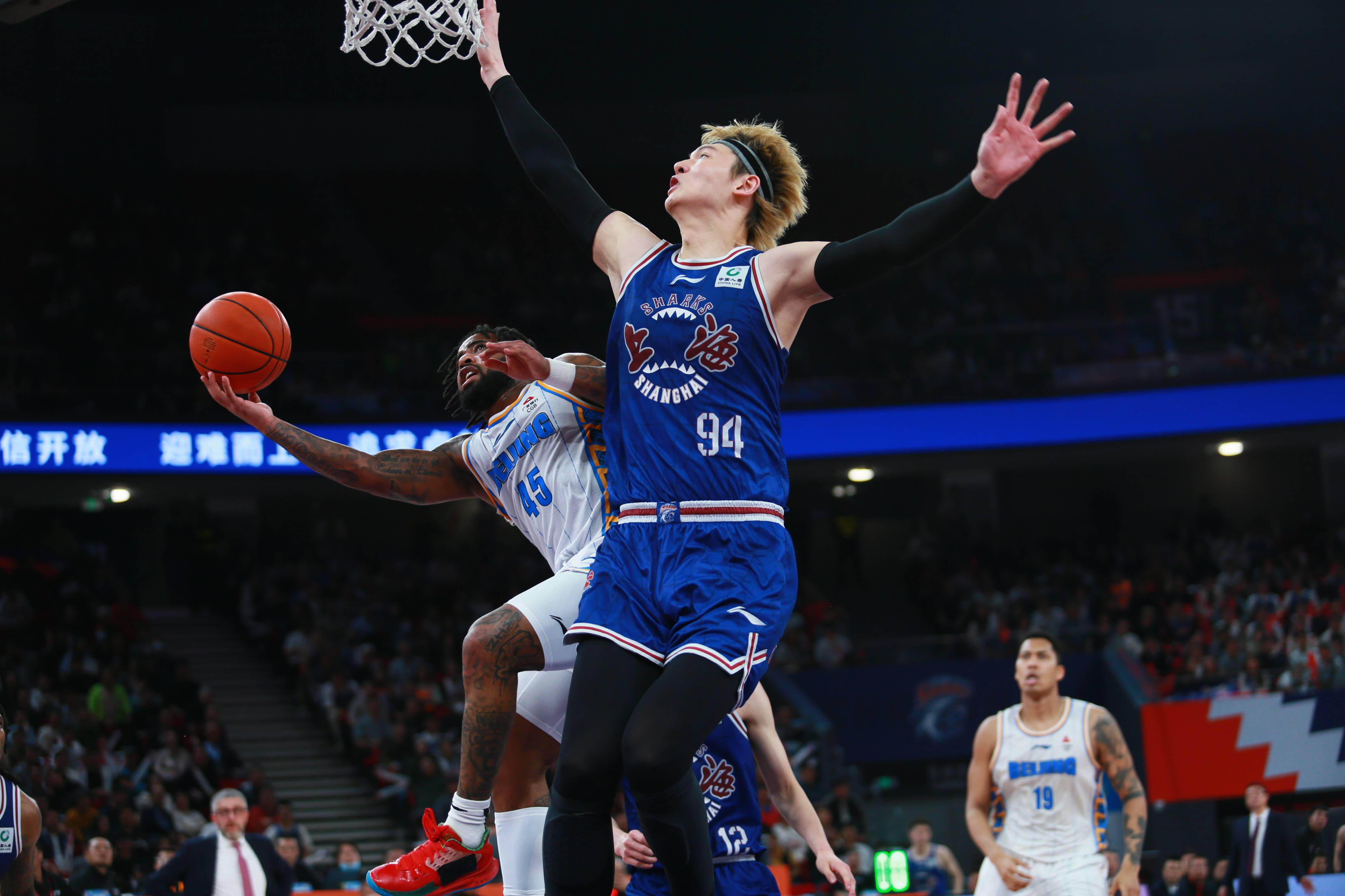 京沪大战一边倒上海男篮搭上八强末班车