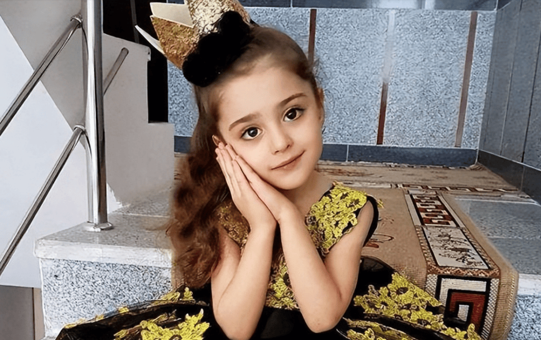 8岁小女孩因长相太美爸爸为她辞职当保镖如今竟长成这样