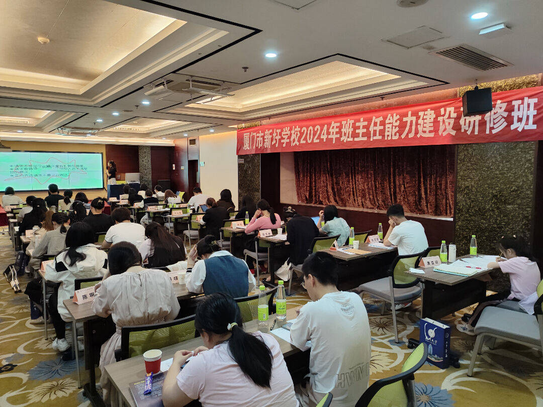会场一由杨磊老师带领1-5小组围绕行为习惯养成,中华优秀传统文化