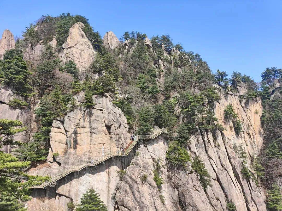 天晴日暖好登山,鸡峰山这座山既有颜值又有内涵