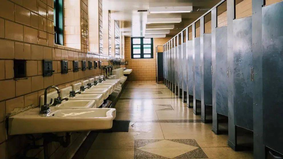 整个商场找不到一个蹲便蹲厕真的比坐厕更卫生吗