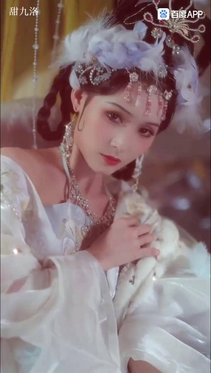 娇艳动人的玉面狐狸莹莹