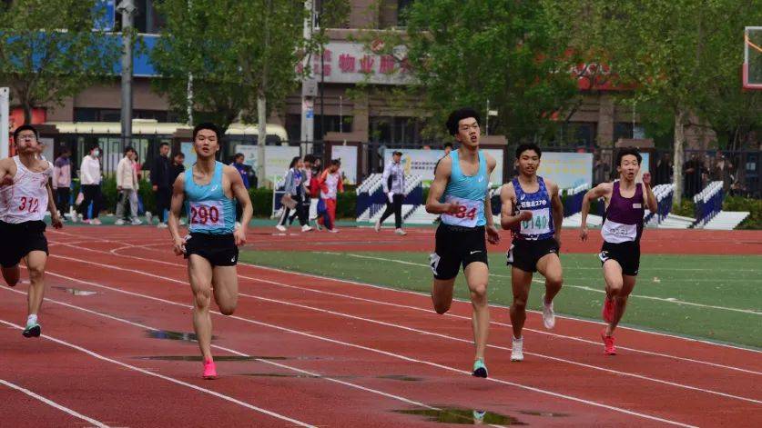 李鑫荟同学在比赛中侯天悦同学在比赛中刘坤栋同学(右一)杜苡萌同学