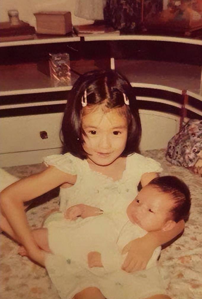 萧敬腾夫妇和贾静雯18岁女儿萧敬腾绅士梧桐妹穿着大胆火辣