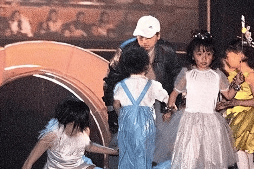 赵薇股权再遭冻结,原来她做的"丑事",远比你想象得更恶劣_邹雪_黄有龙