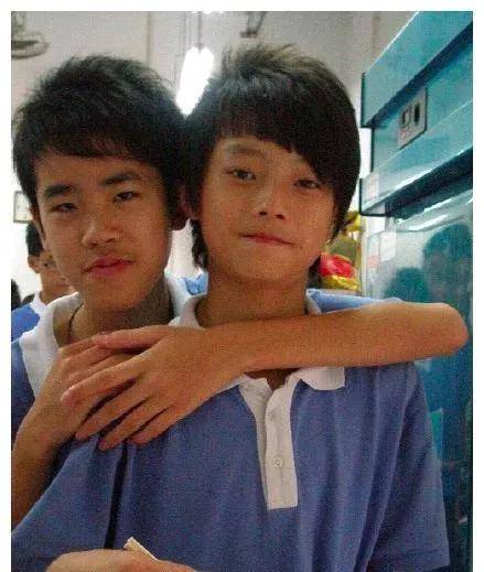 许凯校服旧照许凯小时候帅气又可爱