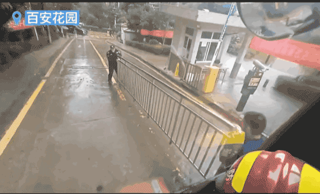 众人推掀堵塞消防通道私家车请为生命通道让路