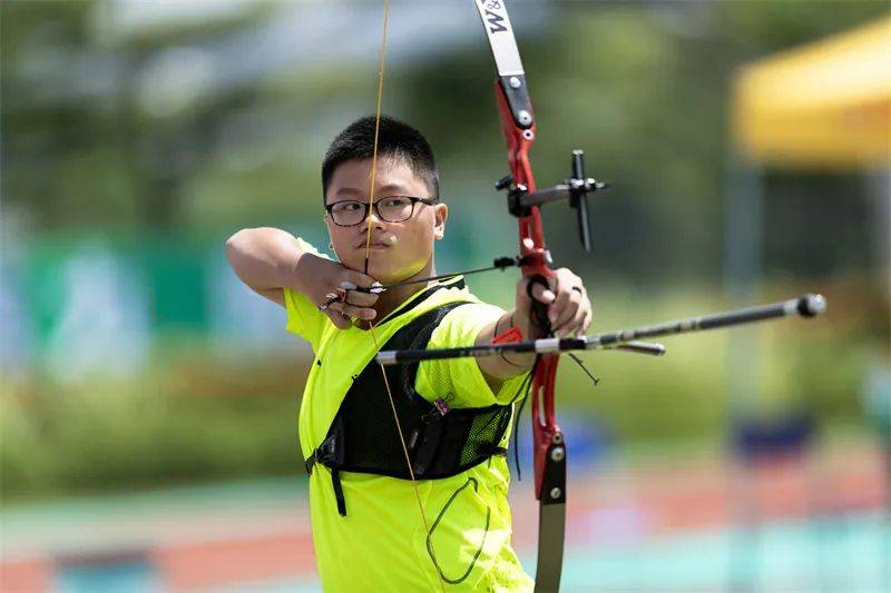 观察运动员射箭习惯,多次试拍,抓拍离弦之箭姜文华 摄