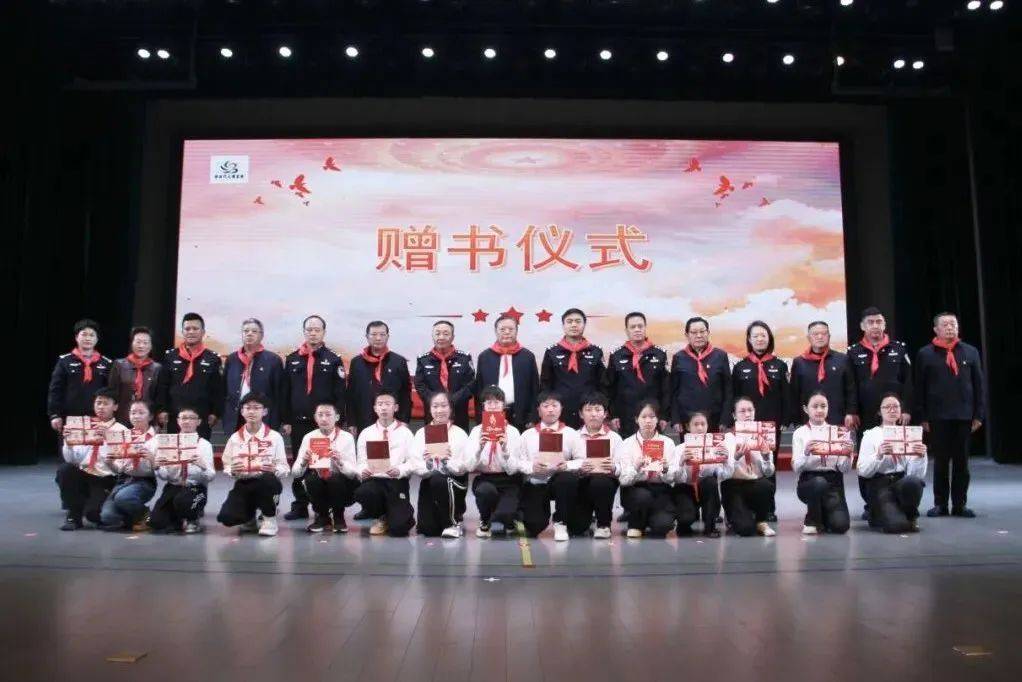 护苗"党支部成员,市公安局治安支队原副支队长施劲松以《弘扬老山精神