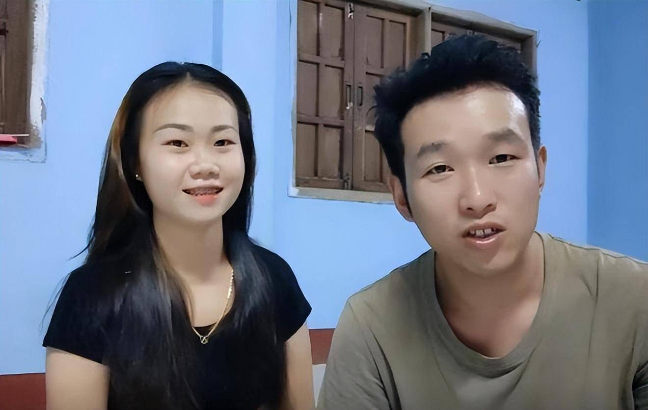 在小黄的眼里,小萨就像是一块美玉一样,让人移不开目光.