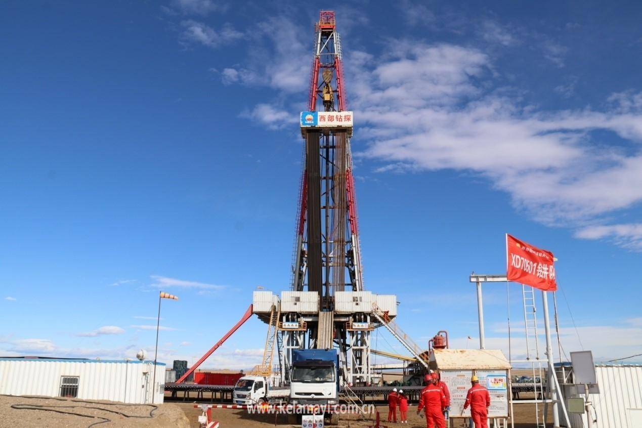 新疆油田西北缘探区钻井现场.新疆油田油井压裂现场.