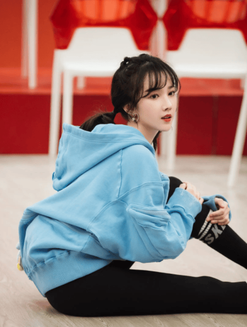 她因发育过猛无奈退出国家游泳队却被三流导演看中一夜成名