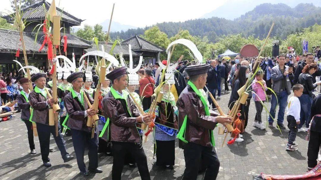 祈求新的一年风调雨顺,五谷丰登向祖先祈福齐聚在石鼓广场苗族人民会