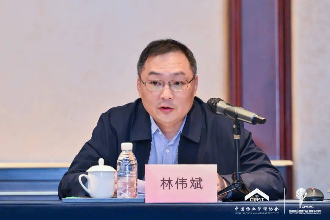 行业协会名誉会长,党支部书记季祖坚,中国物业管理协会副秘书长刘寅坤