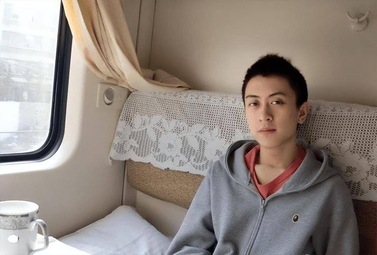 作为上海的顶级富二代,秦奋身边的美女自然不在少数.韦雪利用