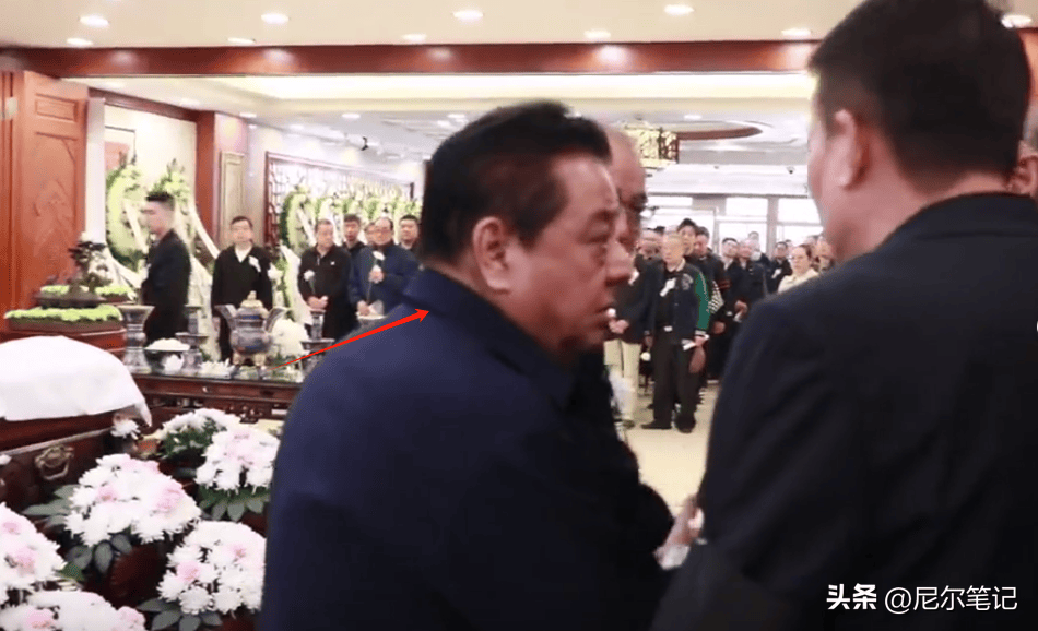 李金斗现身陈涌泉追悼会一脸憔悴跪地痛哭姜昆冯巩送花圈悼念