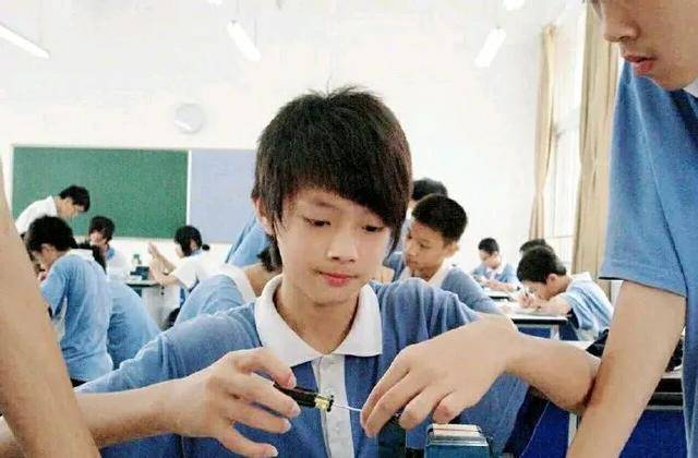 许凯校服旧照许凯小时候帅气又可爱