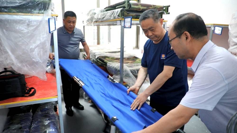 在枧头镇应急物资储备中心,记者看到各种防汛物资准备充足,救生衣