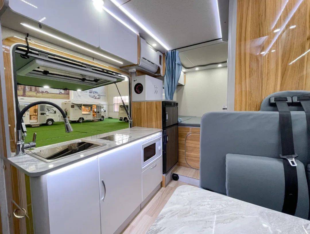 高赛华运缔途c型旅居车 鸥翼侧舱设计 经典生活布局 雅致温馨内饰