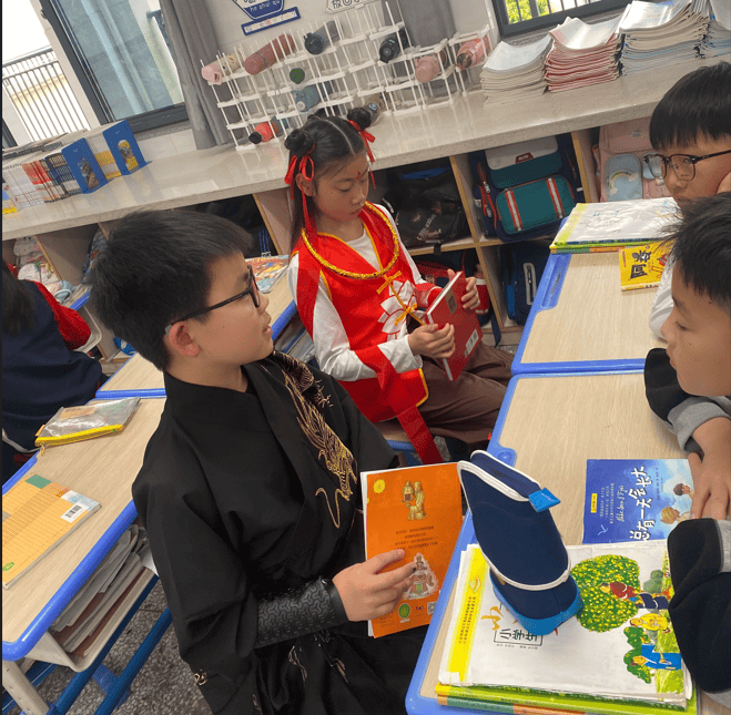 经史子集,传承中华文脉;诗词曲赋,浸染沁人书香;晨诵暮省,倾听生命