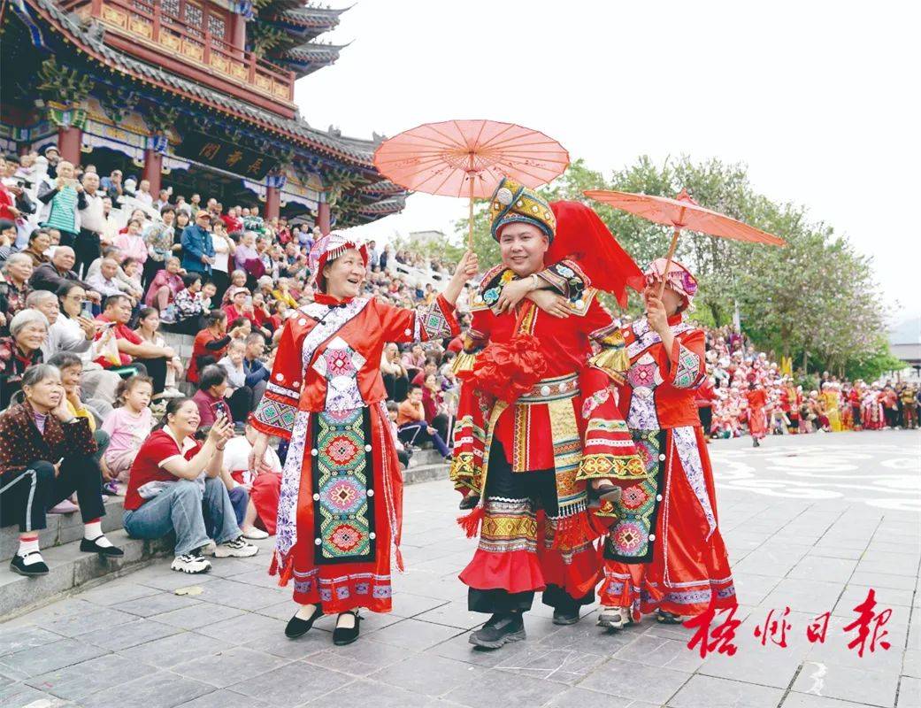 岑溪市梨木镇河木村,年轻人身穿节日盛装,于山水间一展歌喉,欢度广西