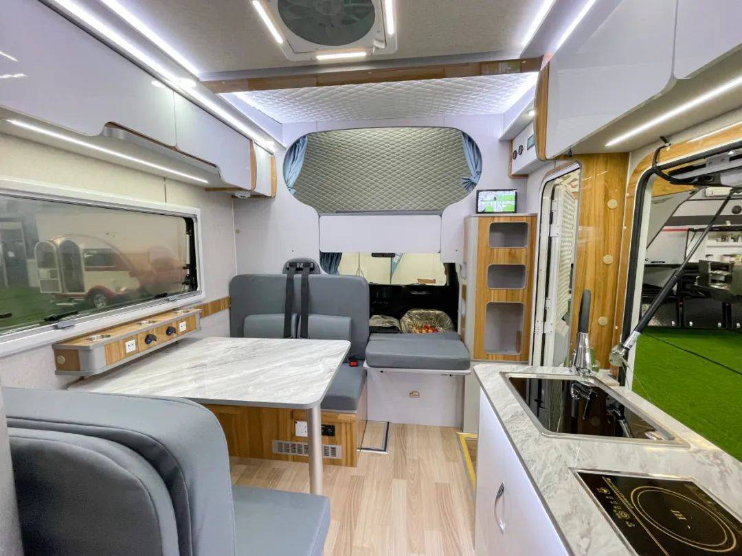 高赛华运缔途c型旅居车 鸥翼侧舱设计 经典生活布局 雅致温馨内饰