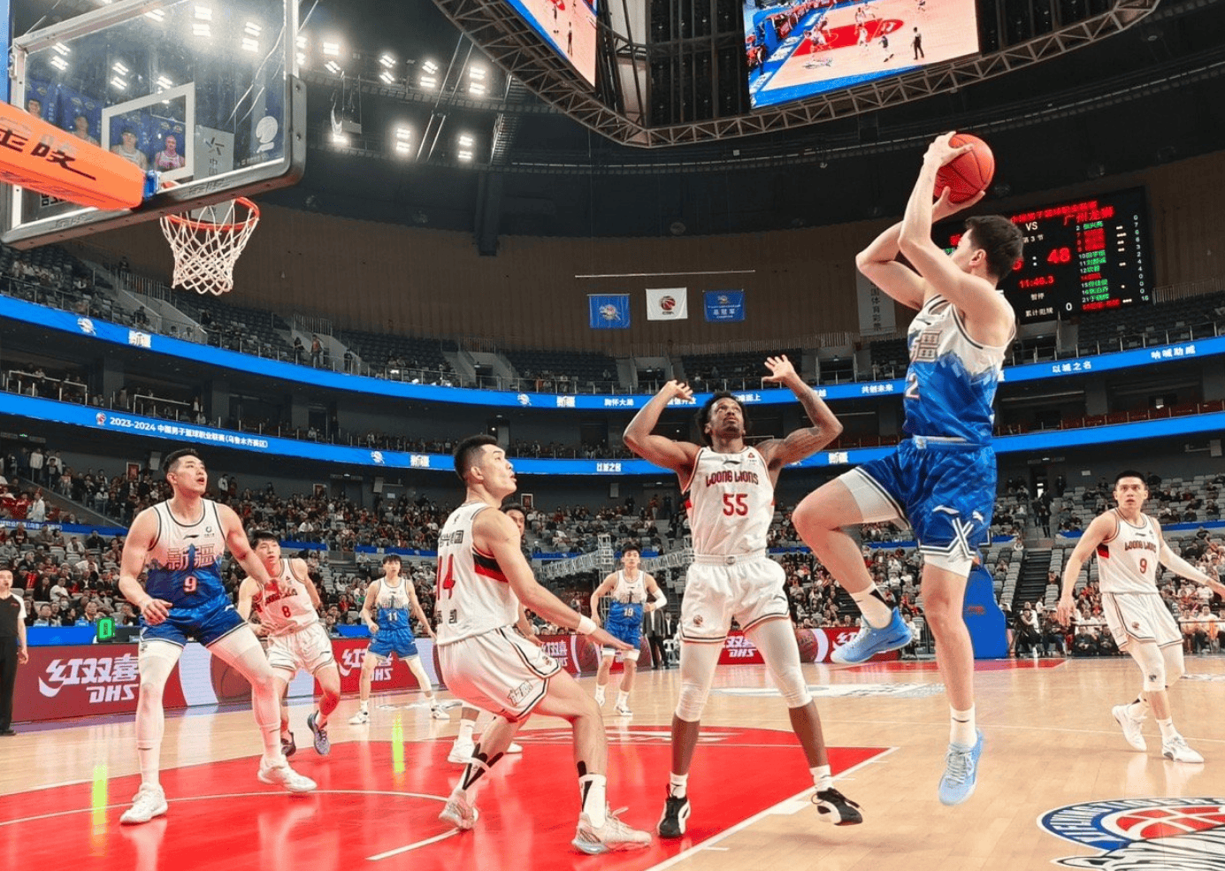 于德豪丨阿不都被陈盈骏扑倒 一把推开虚假问候好硬_比赛_广州_动作